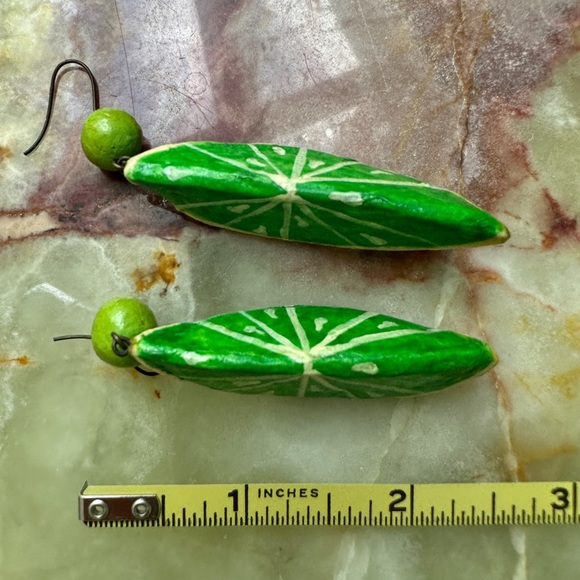 VINTAGE 1980s HAND PAINTED PAPER MACHE 3-D GREEN LIME SLICES DANGLE EARRINGS - Picture 5 of 5